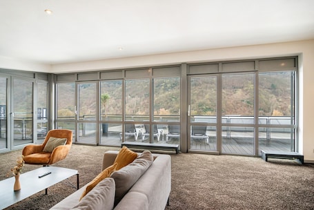 TV. Moselbude Penthouse with Moselle View, Sauna, Rooftop Terrace, E-Bikes, Grill
