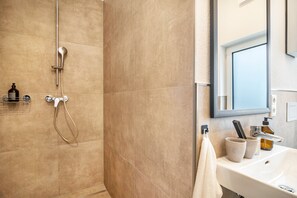 Dusche, Haartrockner, Handtücher