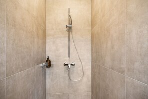 Shower, hair dryer, towels - Apartment 'Moselbude Kröv' with Moselle View, Sauna, Terrace, E-Bikes Included, Grill (Kröv)
