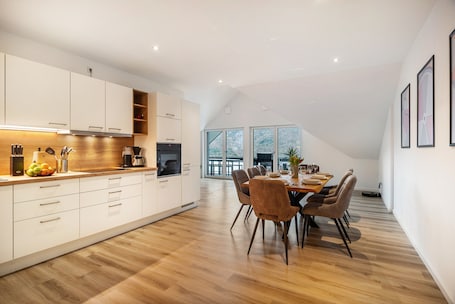 Dining. Apartment 'Moselbude Kröv' with Moselle View, Sauna, Terrace, E-Bikes Included, Grill