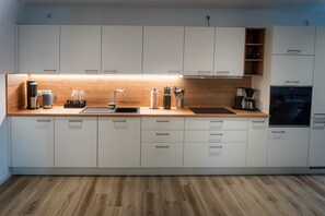 Kühlschrank, Ofen, Herdplatte, Geschirrspüler