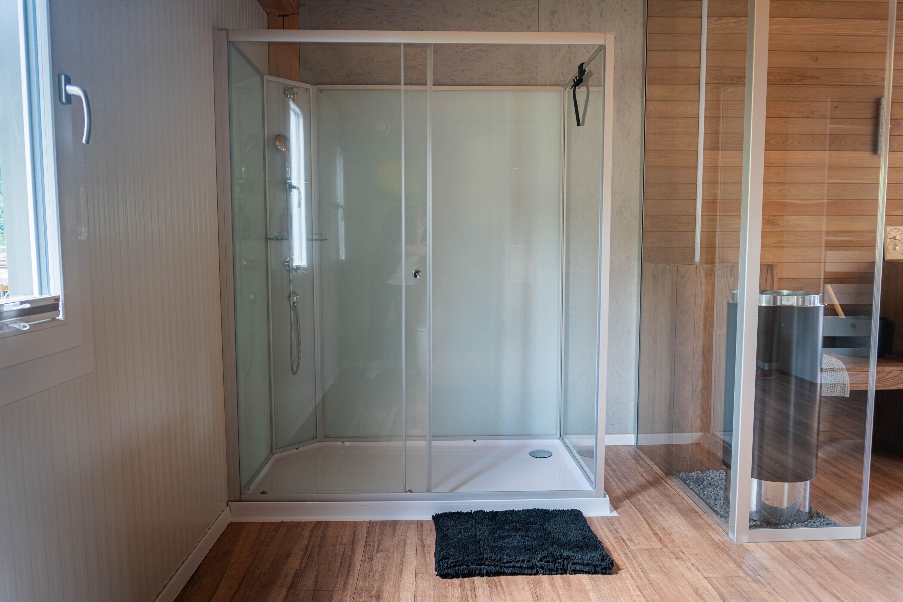 Ducha, secador de pelo y toallas