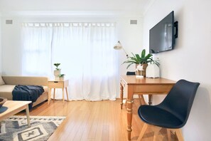 TV - Coastal Stay | 500m to Beach & Cronulla Centre (Cronulla)