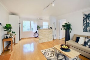 TV - Coastal Stay | 500m to Beach & Cronulla Centre (Cronulla)