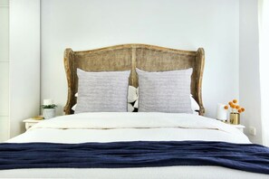 1 bedroom, desk, iron/ironing board, WiFi - Coastal Stay | 500m to Beach & Cronulla Centre (Cronulla)