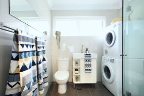 Ducha, secador de pelo y toallas