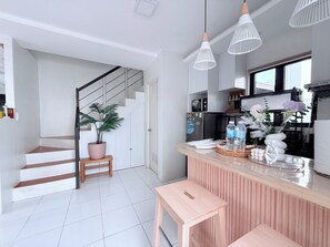 Réfrigérateur, four à micro-ondes, surface de cuisson