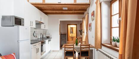 Kylskåp, mikrovågsugn, ugn och spishäll