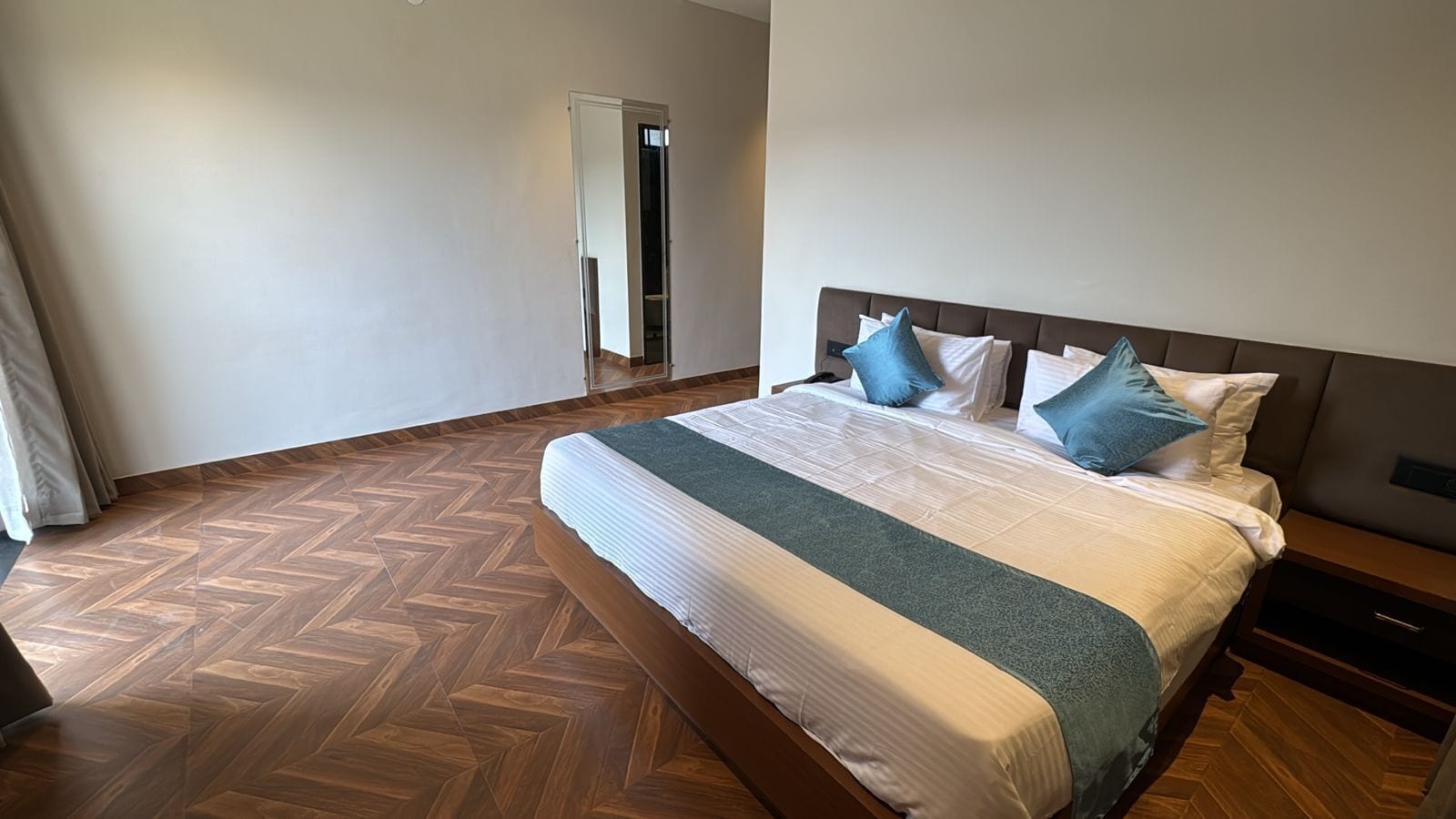 Habitación ejecutiva | Escritorio y espacio para trabajar con un portátil