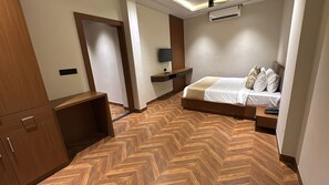 Deluxe Studio Suite | Desk, laptop workspace, iron/ironing board, free WiFi - Hotel Golden Bird (Dabok)