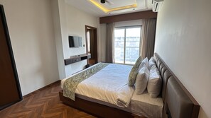 Desk, laptop workspace, iron/ironing board, free WiFi - Hotel Golden Bird (Dabok)