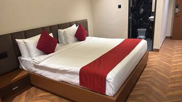 Deluxe Double Room | Desk, laptop workspace, iron/ironing board, free WiFi