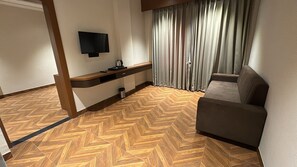 Deluxe Studio Suite | Desk, laptop workspace, iron/ironing board, free WiFi - Hotel Golden Bird (Dabok)