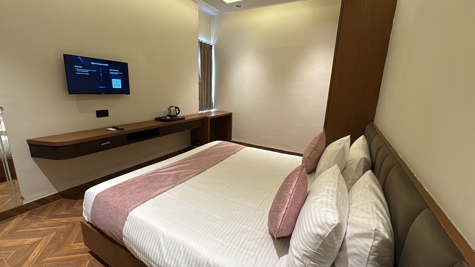 Habitación Deluxe doble | Escritorio y espacio para trabajar con un portátil