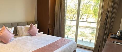 Superior Room | Desk, laptop workspace, iron/ironing board, free WiFi