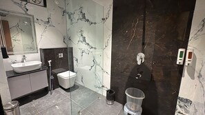 Superior Room | Bathroom | Combined shower/bathtub, free toiletries, towels, soap - Hotel Golden Bird (Dabok)