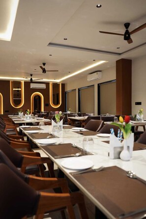 Restaurant - Hotel Golden Bird (Dabok)