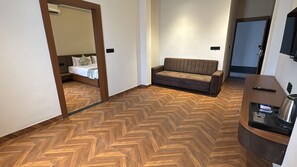 Desk, laptop workspace, iron/ironing board, free WiFi - Hotel Golden Bird (Dabok)