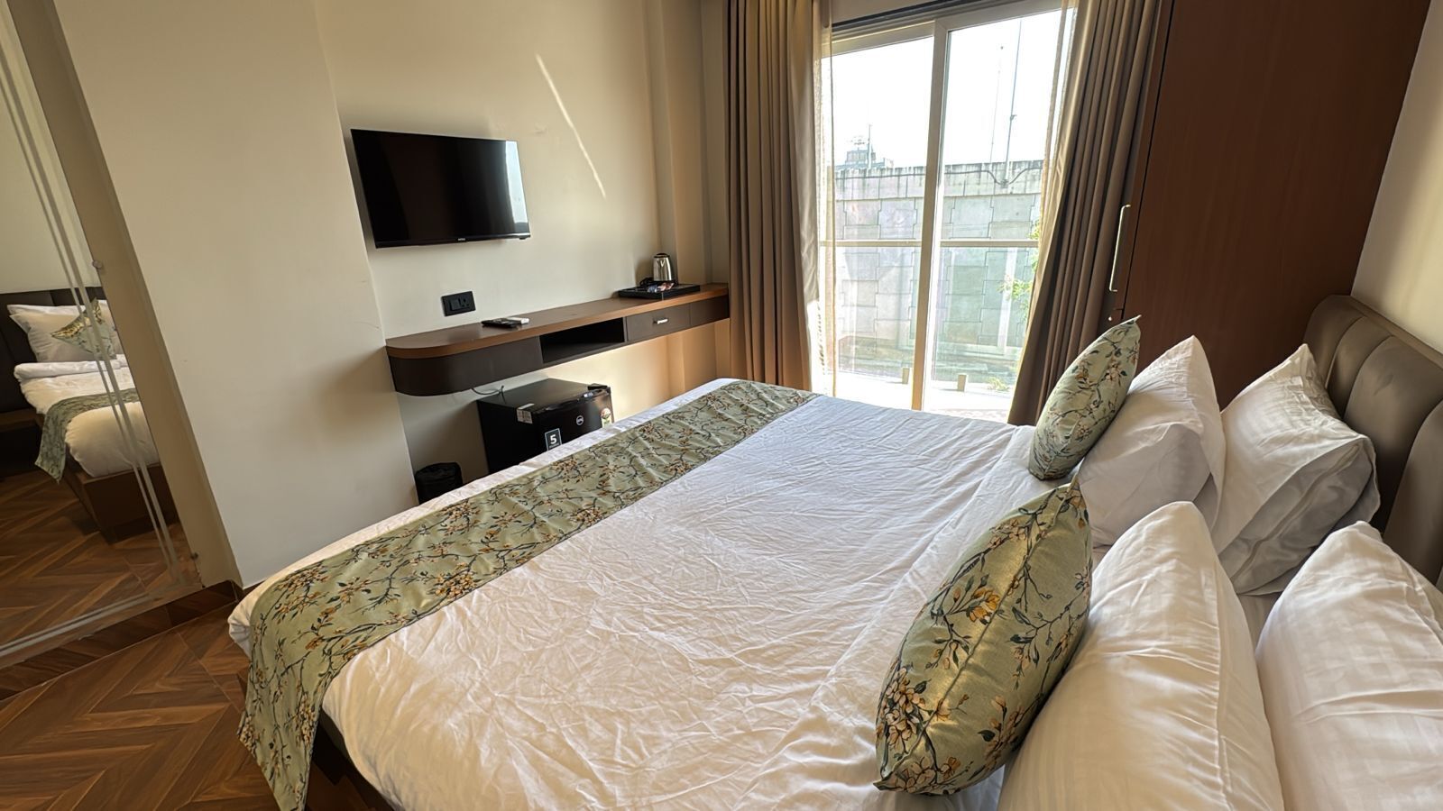 Executive Room | Desk, laptop workspace, iron/ironing board, free WiFi