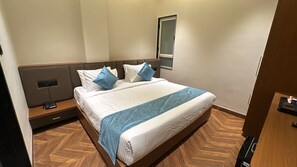 Deluxe Double Room | Desk, laptop workspace, iron/ironing board, free WiFi - Hotel Golden Bird (Dabok)