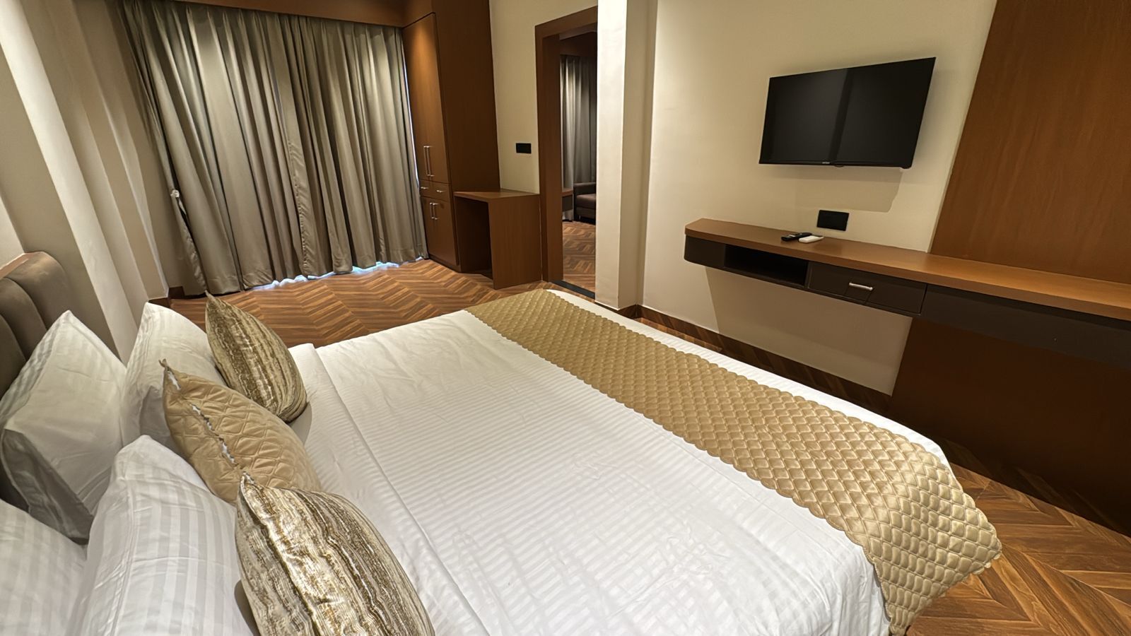 Suite estudio Deluxe | Escritorio y espacio para trabajar con un portátil