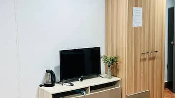 Deluxe Room With Balcony | Living area