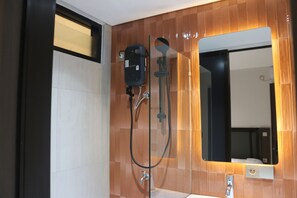 Bathroom - The Hanoman Serenity House by Sajiwa (Surakarta)