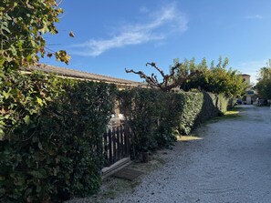 Property grounds - Villa Primavera in Sanary sur mer, close to the port and Portissol beach. (Sanary-sur-Mer)