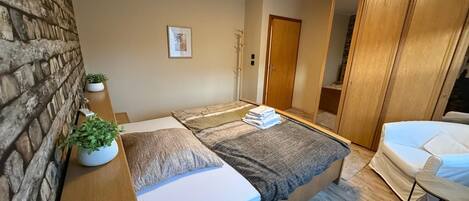 3 bedrooms, iron/ironing board, WiFi, bed sheets