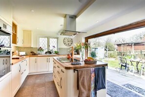 Fridge, oven, stovetop, dishwasher - Large Country House in Sussex (Cowfold)