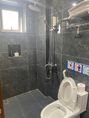 Double Room | Bathroom | Shower, free toiletries, hair dryer, towels - Ping An Hotel (Hung Nguyen)
