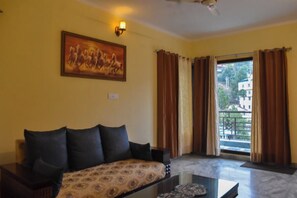 Deluxe Double Room | Living area