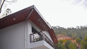 A modern building with a white facade and a balcony with a metal railing. - Pinewood Manor Kasauli (Solan)