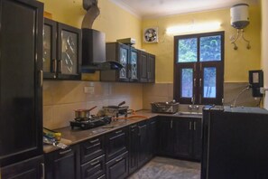 Deluxe Double Room | Private kitchen - Pinewood Manor Kasauli (Solan)
