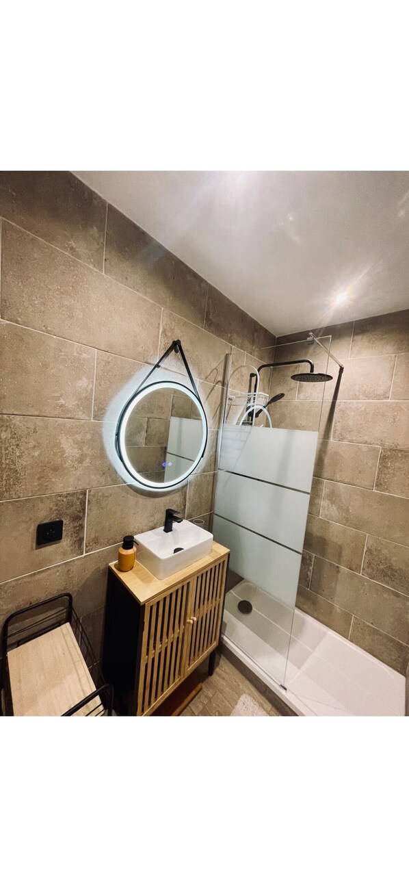 Douche, sèche-cheveux, serviettes fournies, savon