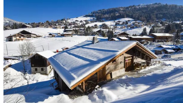 A snow-covered village with wooden buildings and a clear blue sky. - Le Bois Gentil 3* - lounge + sleeping area, pets welcome (La Clusaz)