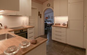 Frigorifero, forno, piano cottura, lavastoviglie