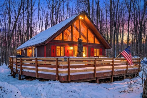 Wooded Poconos Cabin • Fireplace + Deck + Firepit • Near Jack Frost + Kalahari