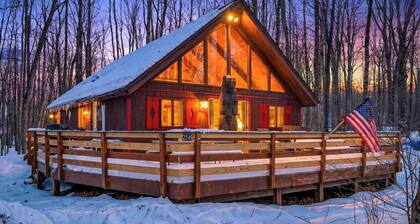 Wooded Poconos Cabin • Fireplace + Deck + Firepit • Near Jack Frost + Kalahari