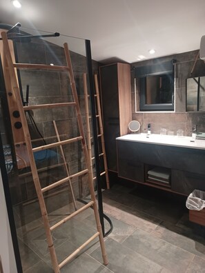 Douche, sèche-cheveux, serviettes fournies, papier toilette