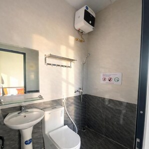 Double Room | Bathroom | Shower, free toiletries, hair dryer, towels - An An 2 Hotel  (Hung Nguyen)