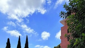 En byggnad med en skylt som visar texten ”Leptos Gardens”.