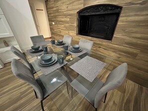 Dining - Delightful 2-bedroom apartment with AC in Tas-Sliema (Tas-Sliema)