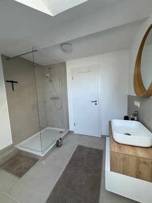 Unclassified image, 3 of 10, button - Apartment 'Oben in der Heide' with Balcony and Air Conditioning (Faßberg)