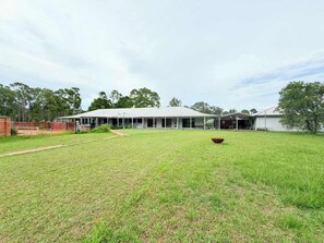 Exterior - Spacious Queen + Single Farmhouse Room (Worrigee)