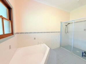 Douche, sèche-cheveux, shampoing
