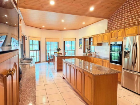 Fridge, microwave, oven, stovetop. Affordable Queen Room in Large Farmhouse