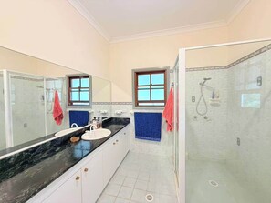 Shower, hair dryer, towels, shampoo - 1BR Near Bus Stop with Pool & Farm Views (Worrigee)