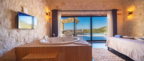 Villa | Premium bedding, iron/ironing board, free cots/infant beds, free WiFi