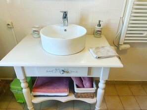 Sèche-cheveux, bidet, serviettes fournies, savon
